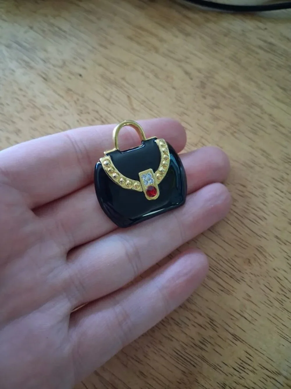 N/A purse brooch